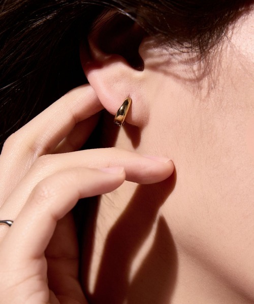 Lyvi(ライビィ)の「Rounded Bold Hoop Pierce / 金属アレルギー対応(ピアス(両耳用)・レディース・ゴールド/シルバー・FREE)」の3枚目の写真