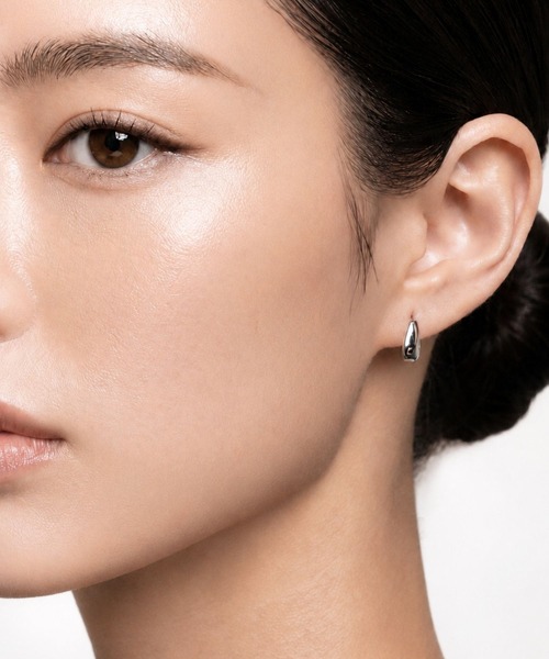 Lyvi(ライビィ)の「Rounded Bold Hoop Pierce / 金属アレルギー対応(ピアス(両耳用)・レディース・ゴールド/シルバー・FREE)」の4枚目の写真