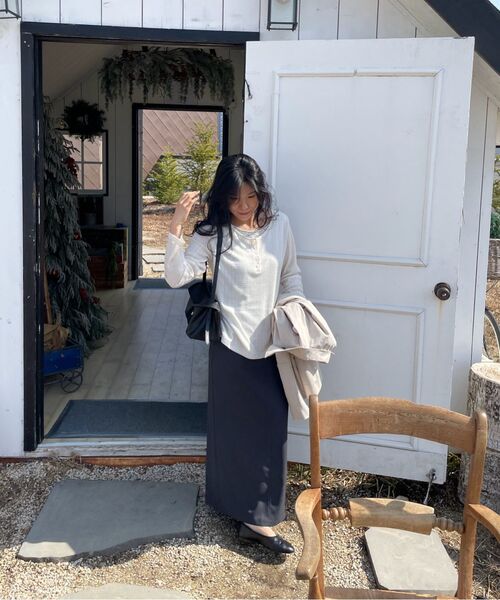 SAYUU(サユ)の「ソフトレイヤードヘンリーネックTシャツクリーム(Tシャツ/カットソー・レディース・Cream・FREE)」の7枚目の写真