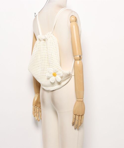 VIBGYOR Women(ヴィブジョー ウィメン)の「【urge select】ニット 編み上げ ナップサック【A4サイズ収納可能】(バックパック/リュック・レディース・アイボリー/ベージュ・FREE)」の6枚目の写真
