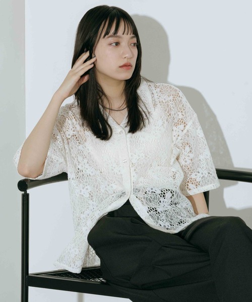 PAGEBOY(ページボーイ)の「クロスレースカイキンシャツ(シャツ/ブラウス・レディース・ネイビー/ブラック/オフホワイト/プラム・FREE)」の2枚目の写真