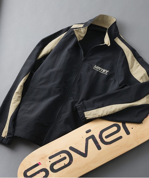 SAVIER(サビアー)の「【SAVIER/サビアー】【メンズライクやストリートな着こなしにぴったりのビッグシルエット】袖ウェーブライン 切り替え ナイロンジャケット ノームコア オーバーサイズ スタンドネック ユニセックス(ナイロンジャケット・メンズ・ブラック/サックスブルー・LARGE/MEDIUM)」の1枚目の写真