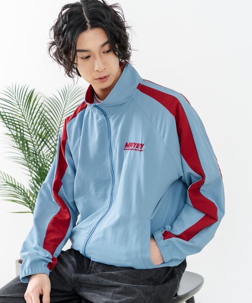 SAVIER(サビアー)の「【SAVIER/サビアー】【メンズライクやストリートな着こなしにぴったりのビッグシルエット】袖ウェーブライン 切り替え ナイロンジャケット ノームコア オーバーサイズ スタンドネック ユニセックス(ナイロンジャケット・メンズ・ブラック/サックスブルー・LARGE/MEDIUM)」の11枚目の写真