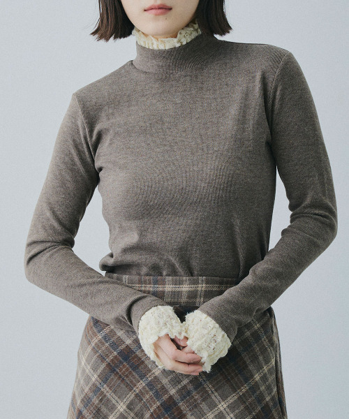Mirette(ミレット)の「レースカフスハイネックリブトップス / Lace Cuff High Neck Rib Top(Tシャツ/カットソー・レディース・ナチュラル/ブラウン・FREE)」の2枚目の写真