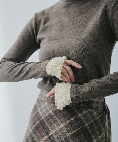 Mirette(ミレット)の「レースカフスハイネックリブトップス / Lace Cuff High Neck Rib Top(Tシャツ/カットソー・レディース・ナチュラル/ブラウン・FREE)」の11枚目の写真