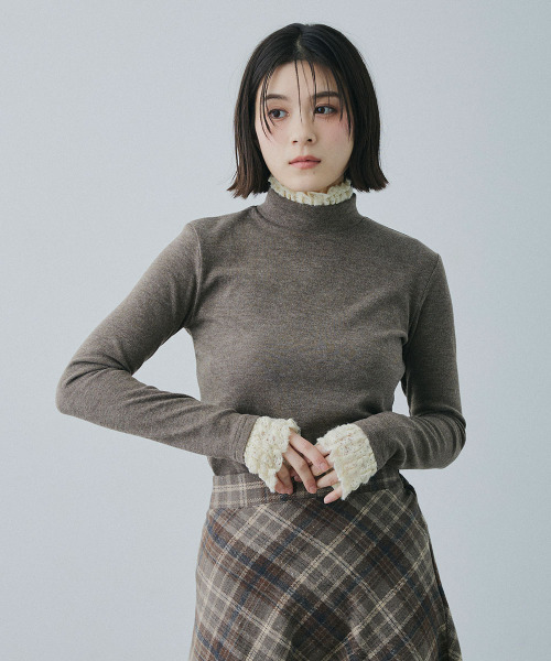 Mirette(ミレット)の「レースカフスハイネックリブトップス / Lace Cuff High Neck Rib Top(Tシャツ/カットソー・レディース・ナチュラル/ブラウン・FREE)」の7枚目の写真