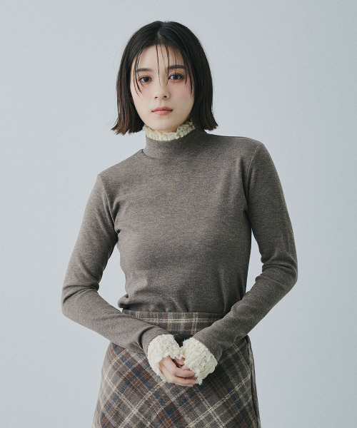 Mirette(ミレット)の「レースカフスハイネックリブトップス / Lace Cuff High Neck Rib Top(Tシャツ/カットソー・レディース・ナチュラル/ブラウン・FREE)」の6枚目の写真