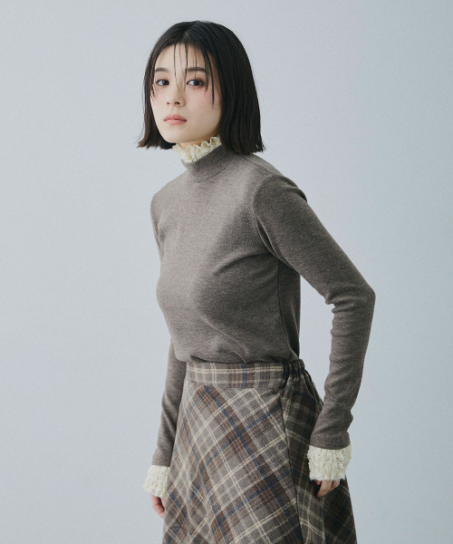 Mirette(ミレット)の「レースカフスハイネックリブトップス / Lace Cuff High Neck Rib Top(Tシャツ/カットソー・レディース・ナチュラル/ブラウン・FREE)」の5枚目の写真