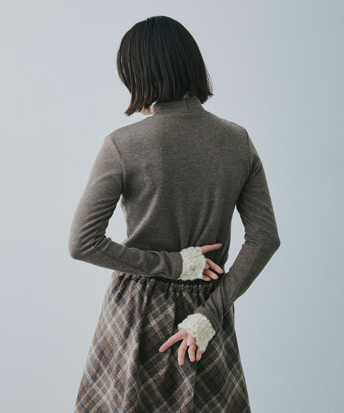 Mirette(ミレット)の「レースカフスハイネックリブトップス / Lace Cuff High Neck Rib Top(Tシャツ/カットソー・レディース・ナチュラル/ブラウン・FREE)」の4枚目の写真