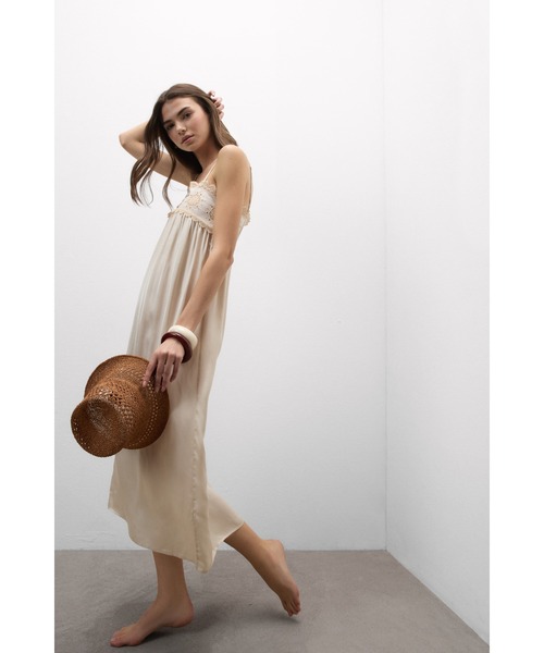 Intimissimi(インティミッシミ)の「Midsummer Dream ビスコースサテン ロングスリップ(ワンピース・レディース・クリーム・S/M/L)」の5枚目の写真