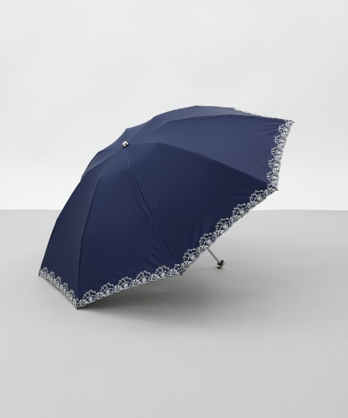 Aquascutum(アクアスキュータム)の「【 Aquascutum(アクアスキュータム)】エレガンス刺しゅう晴雨兼用傘(折りたたみ傘)(折りたたみ傘・レディース・コーラル/ブルー/ライトベージュ/シルバーグレー/ピンク/ネイビー・FREE)」の4枚目の写真