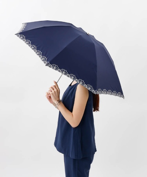 Aquascutum(アクアスキュータム)の「【 Aquascutum(アクアスキュータム)】エレガンス刺しゅう晴雨兼用傘(折りたたみ傘)(折りたたみ傘・レディース・コーラル/ブルー/ライトベージュ/シルバーグレー/ピンク/ネイビー・FREE)」の12枚目の写真