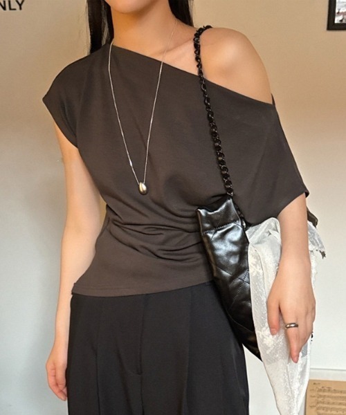 FREE STYLISTS（フリー スタイリスト）の「YUGA_YGMC　　Korean-style  Off-shoulder top（Tシャツ/カットソー・レディース・ブラック/ブラウン/オフホワイト・FREE）」の3枚目の写真