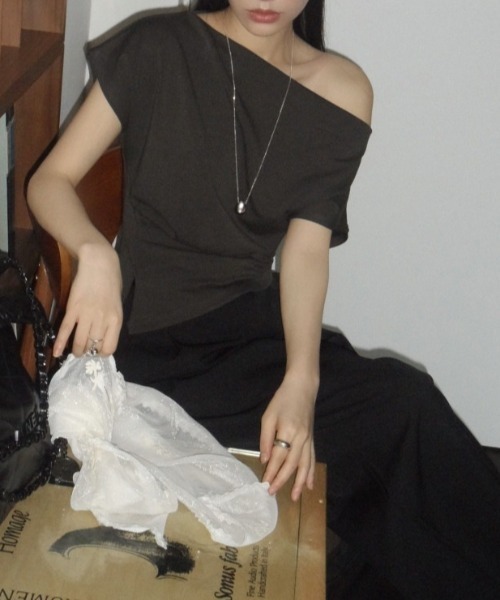 FREE STYLISTS（フリー スタイリスト）の「YUGA_YGMC　　Korean-style  Off-shoulder top（Tシャツ/カットソー・レディース・ブラック/ブラウン/オフホワイト・FREE）」の15枚目の写真