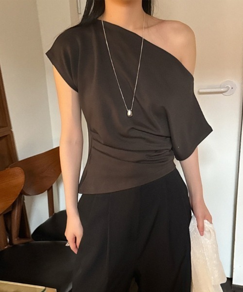 FREE STYLISTS（フリー スタイリスト）の「YUGA_YGMC　　Korean-style  Off-shoulder top（Tシャツ/カットソー・レディース・ブラック/ブラウン/オフホワイト・FREE）」の17枚目の写真