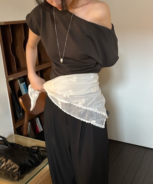 FREE STYLISTS（フリー スタイリスト）の「YUGA_YGMC　　Korean-style  Off-shoulder top（Tシャツ/カットソー・レディース・ブラック/ブラウン/オフホワイト・FREE）」の14枚目の写真