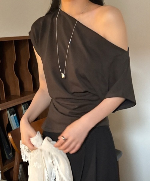 FREE STYLISTS（フリー スタイリスト）の「YUGA_YGMC　　Korean-style  Off-shoulder top（Tシャツ/カットソー・レディース・ブラック/ブラウン/オフホワイト・FREE）」の16枚目の写真