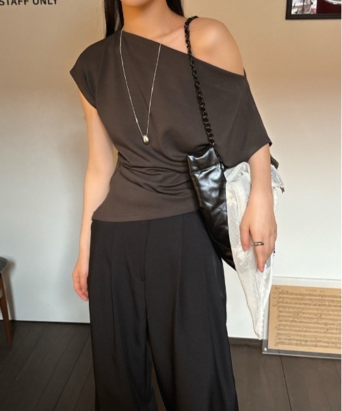 FREE STYLISTS（フリー スタイリスト）の「YUGA_YGMC　　Korean-style  Off-shoulder top（Tシャツ/カットソー・レディース・ブラック/ブラウン/オフホワイト・FREE）」の13枚目の写真