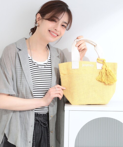 SHOO・LA・RUE(シューラルー)の「タッセル使いがアクセント ジュートランチトートバッグ(トートバッグ・レディース・ブラック/アイボリー系3/アイボリー系/ブラック系/ブラック系3/サックスブルー/イエロー/グレー・00)」の8枚目の写真
