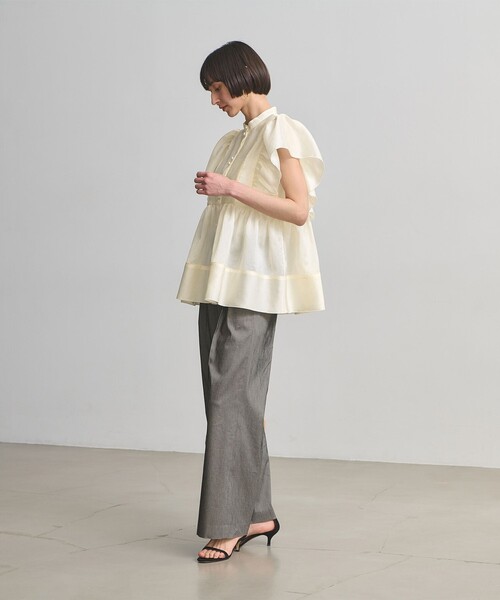 UNITED ARROWS(ユナイテッドアローズ)の「シルキー ギャザー フリルブラウス ‐ウォッシャブル‐(シャツ/ブラウス・レディース・オフホワイト/ネイビー/その他7・FREE)」の8枚目の写真