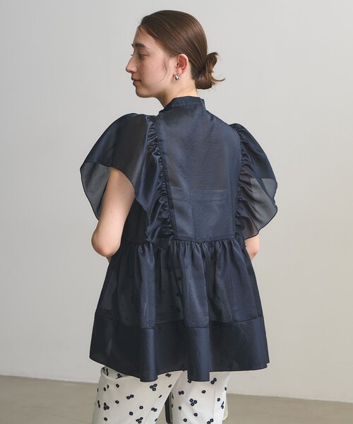 UNITED ARROWS(ユナイテッドアローズ)の「シルキー ギャザー フリルブラウス ‐ウォッシャブル‐(シャツ/ブラウス・レディース・オフホワイト/ネイビー/その他7・FREE)」の12枚目の写真