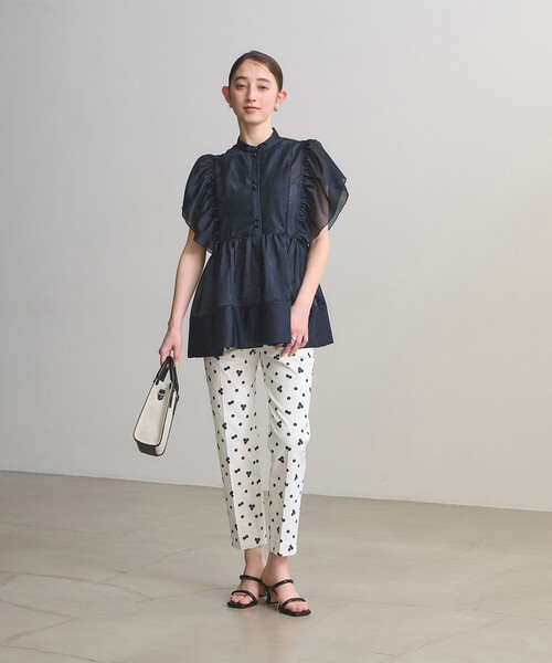 UNITED ARROWS(ユナイテッドアローズ)の「シルキー ギャザー フリルブラウス ‐ウォッシャブル‐(シャツ/ブラウス・レディース・オフホワイト/ネイビー/その他7・FREE)」の14枚目の写真
