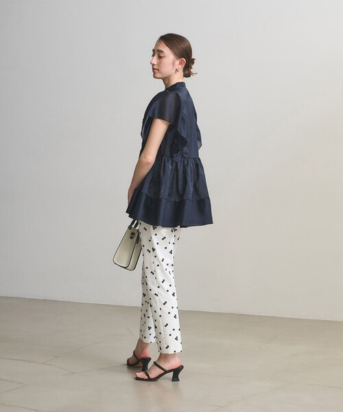 UNITED ARROWS(ユナイテッドアローズ)の「シルキー ギャザー フリルブラウス ‐ウォッシャブル‐(シャツ/ブラウス・レディース・オフホワイト/ネイビー/その他7・FREE)」の15枚目の写真