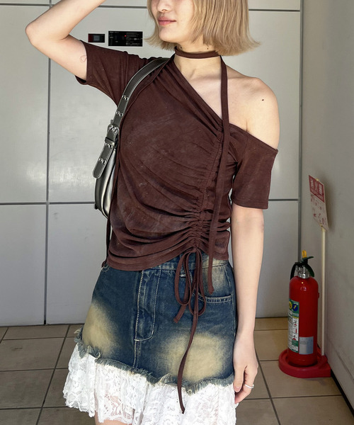 SPIRALGIRL(スパイラルガール)の「サイドギャザーワンショルトップス(Tシャツ/カットソー・レディース・オフホワイト/ブラウン/グレー・FREE)」の3枚目の写真