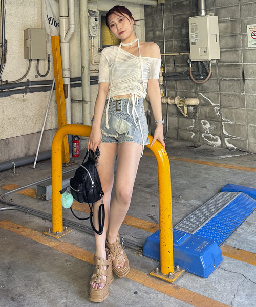SPIRALGIRL(スパイラルガール)の「サイドギャザーワンショルトップス(Tシャツ/カットソー・レディース・オフホワイト/ブラウン/グレー・FREE)」の4枚目の写真