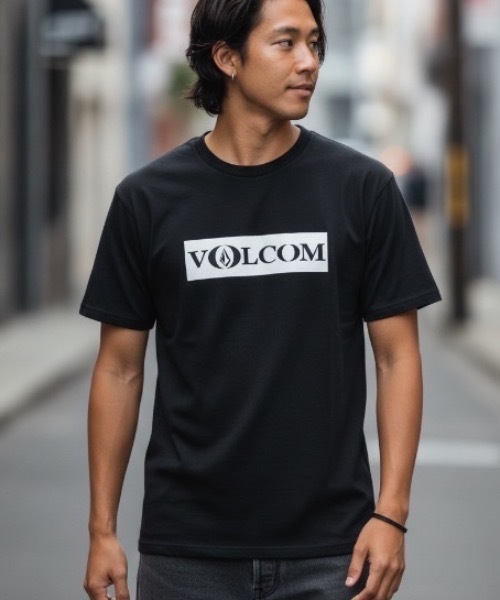 VOLCOM(ボルコム)の「VOLCOM メンズ BAMPER STICKER SS TEE Tシャツ 【2026年夏モデル】(Tシャツ/カットソー・メンズ・ブラック/ホワイト/オリーブ・MEDIUM/LARGE/XX-LARGE/SMALL/X-LARGE)」の1枚目の写真