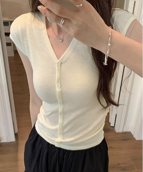 &soiree(アンドソワレ)の「Vネックボタン付きノースリーブトップス(Tシャツ/カットソー・レディース・グリーン/オレンジ/ブラック/オフホワイト・SMALL/MEDIUM/LARGE)」の2枚目の写真