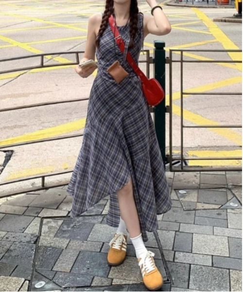 &soiree(アンドソワレ)の「アシンメトリーチェック柄キャミワンピース(ワンピース・レディース・ネイビー・SMALL/MEDIUM/LARGE/X-LARGE)」の2枚目の写真