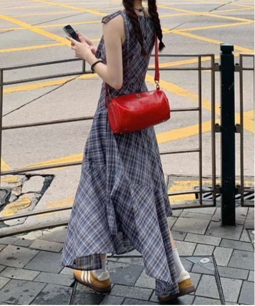 &soiree(アンドソワレ)の「アシンメトリーチェック柄キャミワンピース(ワンピース・レディース・ネイビー・SMALL/MEDIUM/LARGE/X-LARGE)」の4枚目の写真