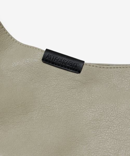 ATTACHMENT(アタッチメント)の「シンセティックレザー スモール ショッピングバッグ / SYNTHETIC LEATHER SMALL SHOPPING BAG(ショルダーバッグ・メンズ・ダークブラウン/ライトベージュ/カーキ/ブラック・ONESIZE)」の13枚目の写真