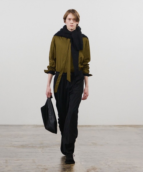 ATTACHMENT(アタッチメント)の「シンセティックレザー スモール ショッピングバッグ / SYNTHETIC LEATHER SMALL SHOPPING BAG(ショルダーバッグ・メンズ・ダークブラウン/ライトベージュ/カーキ/ブラック・ONESIZE)」の9枚目の写真