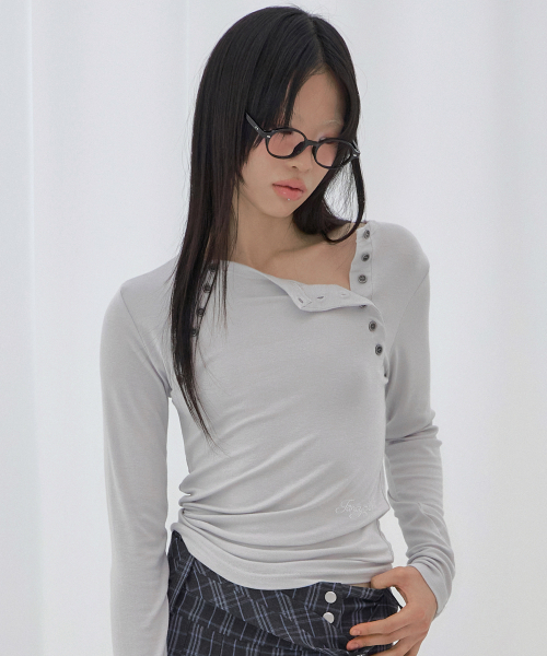 FANCY CLUB(ファンシークラブ)の「ムーブボタンロングスリーブ(グレー)F26QB048(Tシャツ/カットソー・レディース・その他・ONE)」の1枚目の写真