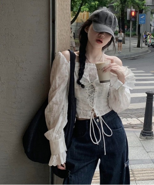 LAMPOON（ランプーン）の「オフショルレースアップブラウス（シャツ/ブラウス・レディース・ホワイト・SMALL/MEDIUM/LARGE）」の2枚目の写真