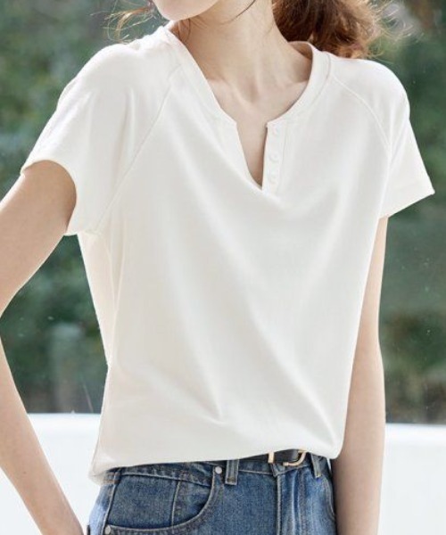 AMAJI(アマジ)の「Vネック 半袖Tシャツ(Tシャツ/カットソー・レディース・ホワイト/ライトブルー・MEDIUM/LARGE/X-LARGE)」の1枚目の写真