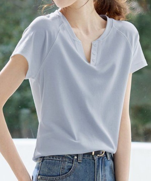 AMAJI(アマジ)の「Vネック 半袖Tシャツ(Tシャツ/カットソー・レディース・ホワイト/ライトブルー・MEDIUM/LARGE/X-LARGE)」の2枚目の写真