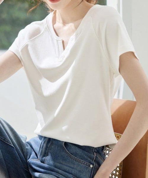 AMAJI(アマジ)の「Vネック 半袖Tシャツ(Tシャツ/カットソー・レディース・ホワイト/ライトブルー・MEDIUM/LARGE/X-LARGE)」の3枚目の写真