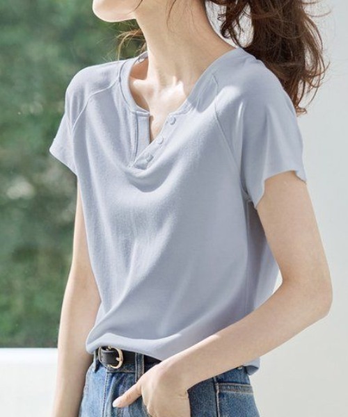 AMAJI(アマジ)の「Vネック 半袖Tシャツ(Tシャツ/カットソー・レディース・ホワイト/ライトブルー・MEDIUM/LARGE/X-LARGE)」の4枚目の写真