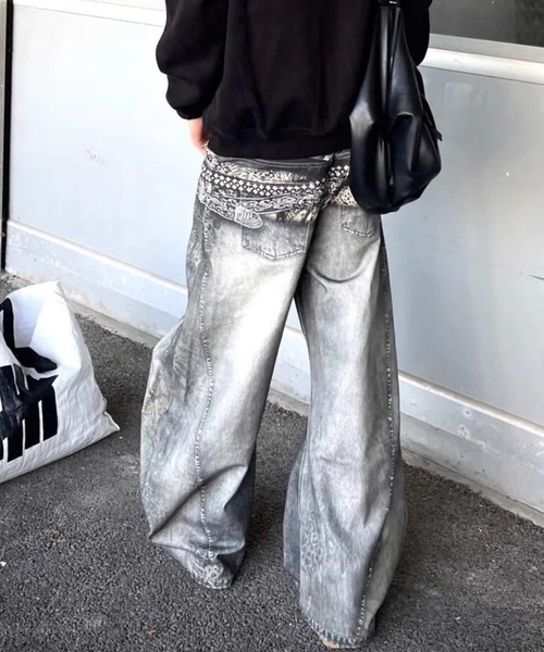SHERU(シェル)の「フェイクスタッズベルト アシッドウォッシュ ワイドバギーパンツ(デニムパンツ・レディース・ブラック・S/M/L)」の13枚目の写真