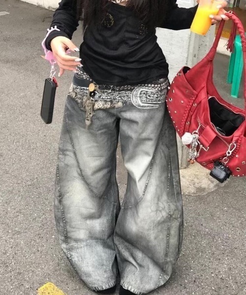 SHERU(シェル)の「フェイクスタッズベルト アシッドウォッシュ ワイドバギーパンツ(デニムパンツ・レディース・ブラック・S/M/L)」の17枚目の写真