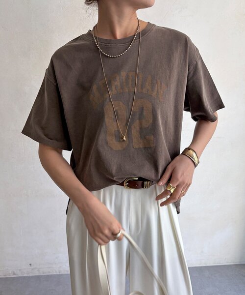 DouDou(ドゥドゥ)の「【WEB限定】カレッジナンバーロゴTEE(Tシャツ/カットソー・レディース・ブラウン/ライトベージュ/チャコールグレー・FREE)」の3枚目の写真