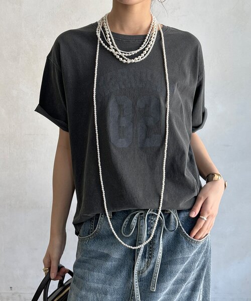 DouDou(ドゥドゥ)の「【WEB限定】カレッジナンバーロゴTEE(Tシャツ/カットソー・レディース・ブラウン/ライトベージュ/チャコールグレー・FREE)」の9枚目の写真