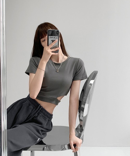 owen(オーウェン)の「クロップド丈アシンメトリーTシャツ(Tシャツ/カットソー・レディース・グレー/ホワイト・ONE SIZE)」の3枚目の写真