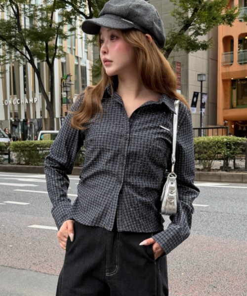 RAY CASSIN(レイカズン)の「胸刺繍コンパクトシャツ(ラインストーン / ドット / ストライプ / チェック)(シャツ/ブラウス・レディース・ホワイト系その他/グレー系その他/ホワイト系その他2/ブルー系その他3/ブルー系その他2・FREE)」の1枚目の写真