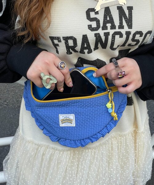 HELLO.SANFRANCISCO(ハローサンフランシスコ)の「【HELLO.SANFRANCISCO】リップフリルコンビウエストBAG(ボディバッグ/ウエストポーチ・レディース・ピンク/ブルー・ONE SIZE)」の4枚目の写真
