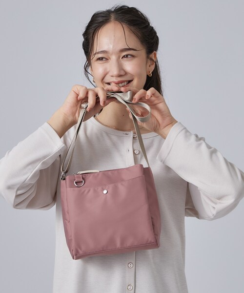 SHOO・LA・RUE(シューラルー)の「【撥水】5ポケットスリムショルダーバッグ(ショルダーバッグ・レディース・ブラック/ダークブラウン/ピンク系・00)」の3枚目の写真