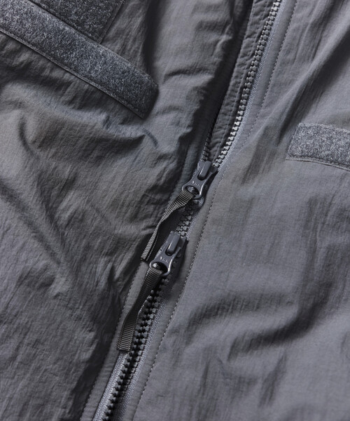 FREAK'S STORE(フリークスストア)の「PRIMALOFT LEVEL7 JACKET /プリマロフト レベル7ジャケット/中綿ブルゾン(ミリタリージャケット・メンズ・ブラック/チャコールグレー/グリーン/セージグリーン・SMALL/MEDIUM/LARGE)」の18枚目の写真